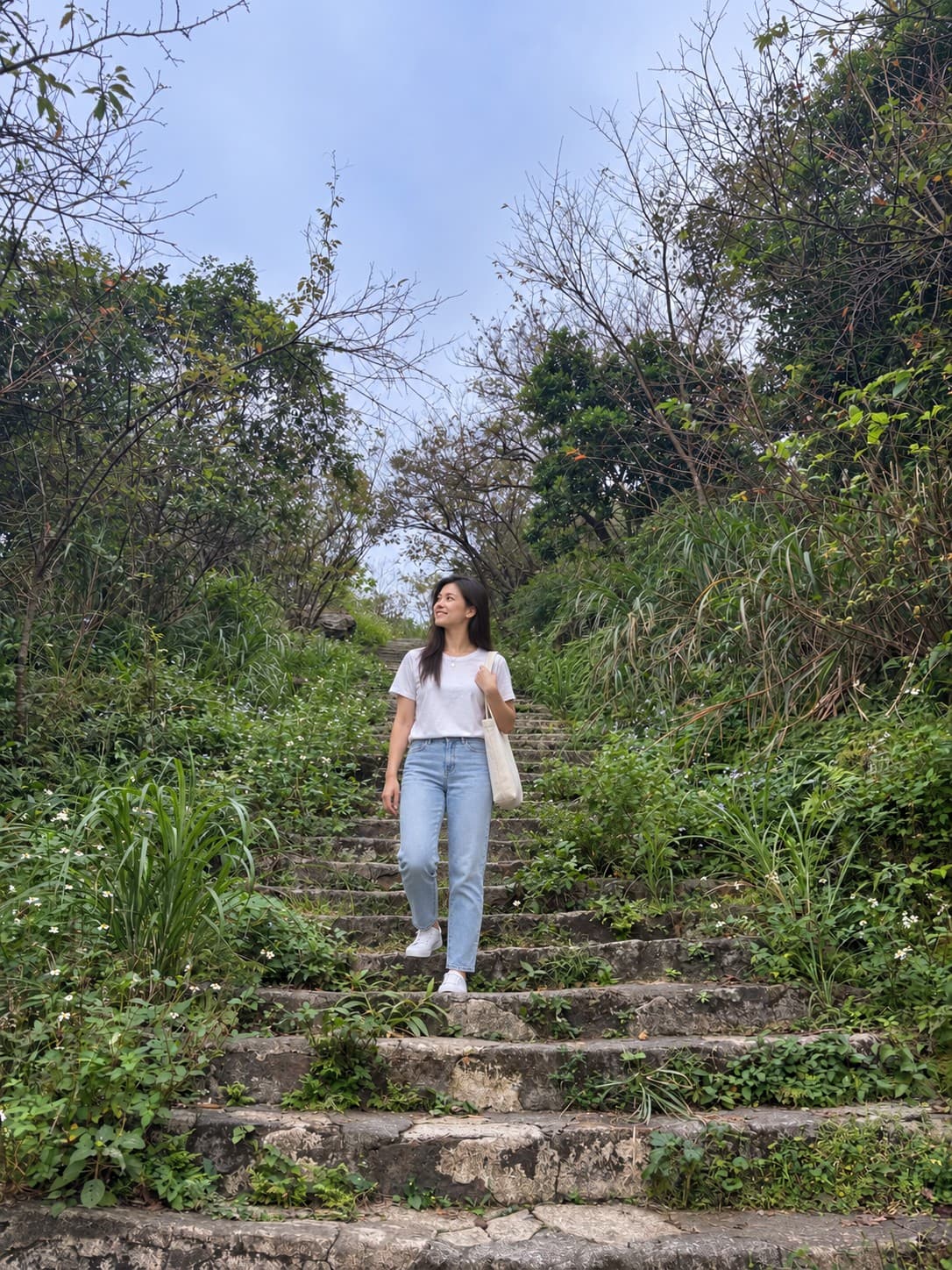 往神社的路上。白T、牛仔褲,出門走走。