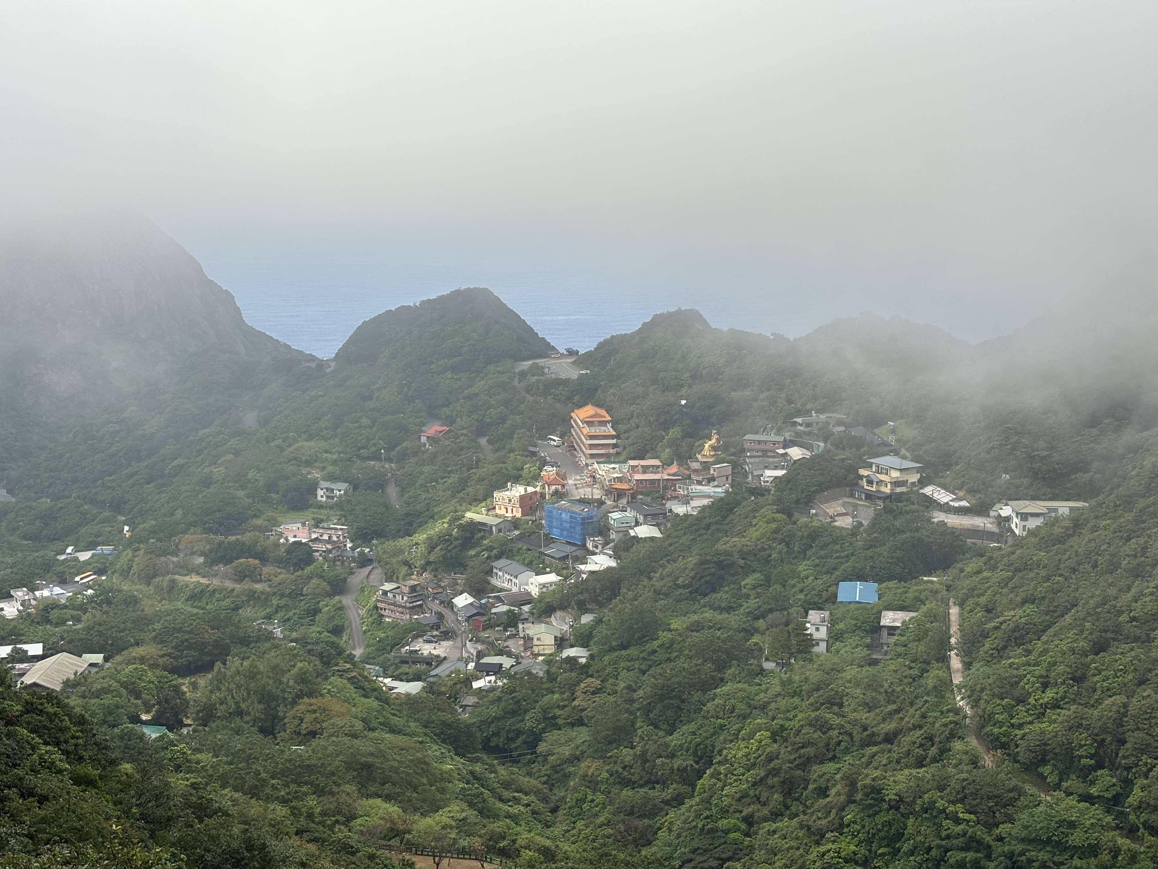 霧裡的山坡與聚落。不是大晴天,也有另一種好看。