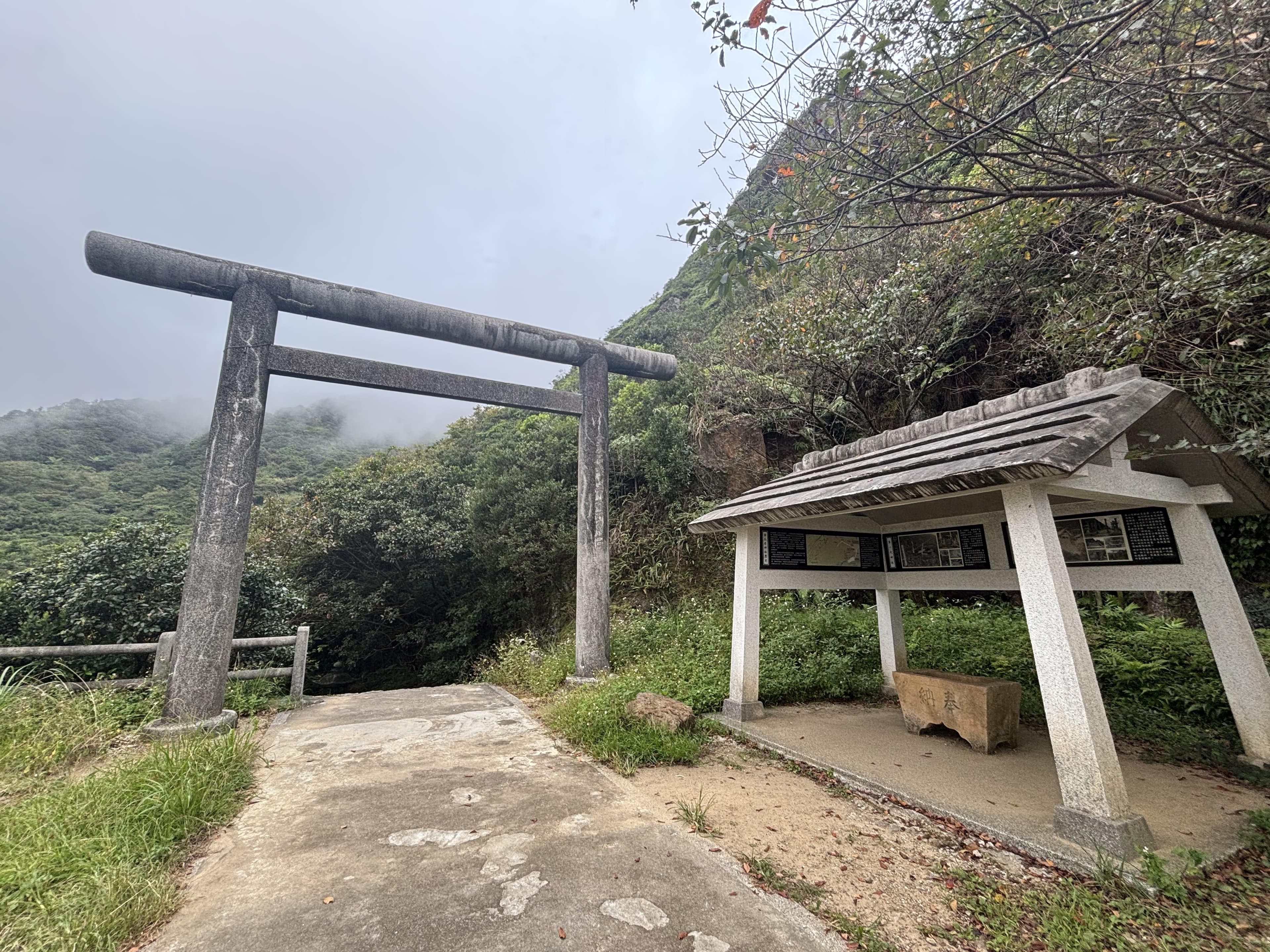 金瓜石神社遺址,鳥居旁也留一張。